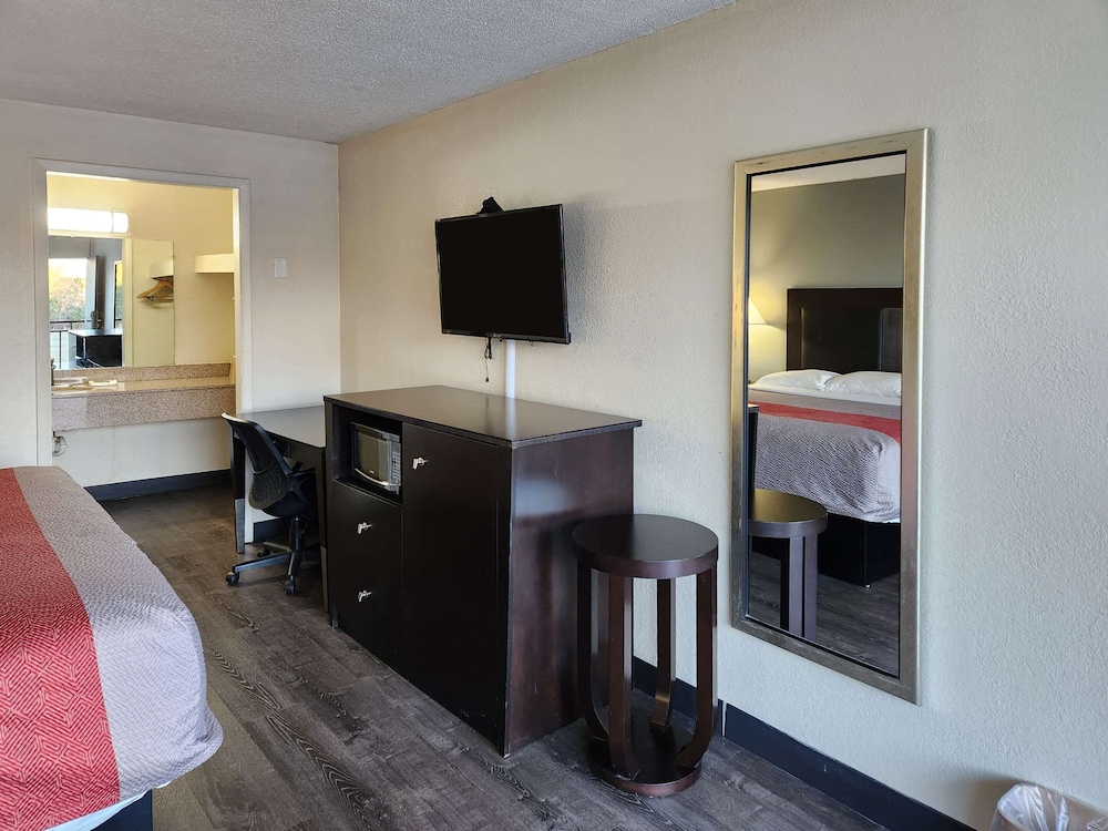 Standard Room, 1 King Bed, Smoking - Photo 3