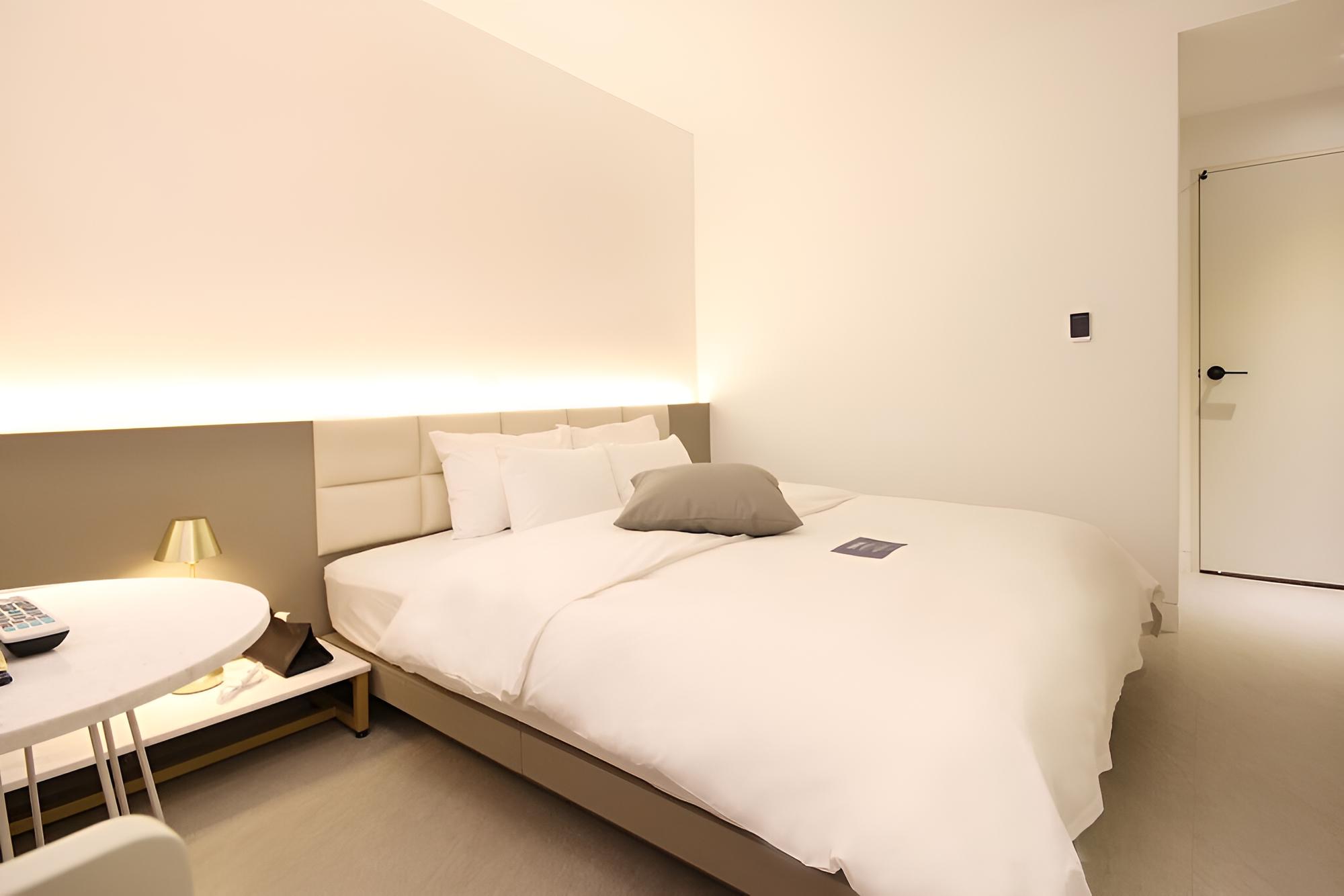 Room (Premium A (OTT King Bed)) - Photo 5