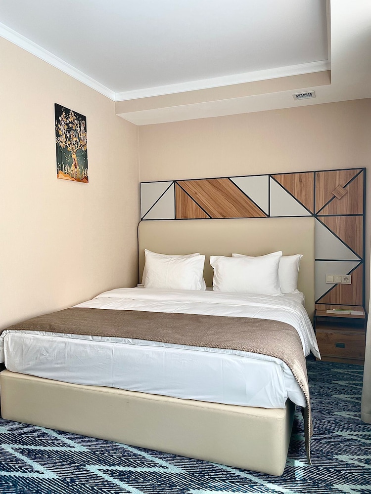 Room, 1 King Bed, Non Smoking (In Additional Builiding) photo 2