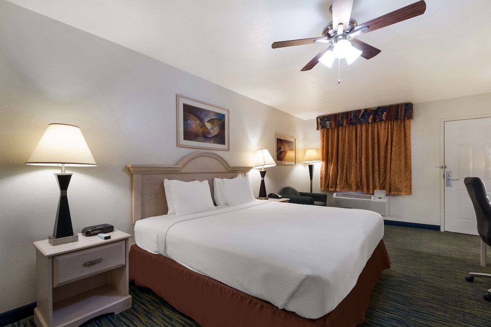 Suite, 1 King Bed, Accessible, Non Smoking (Larger Room) photo 2