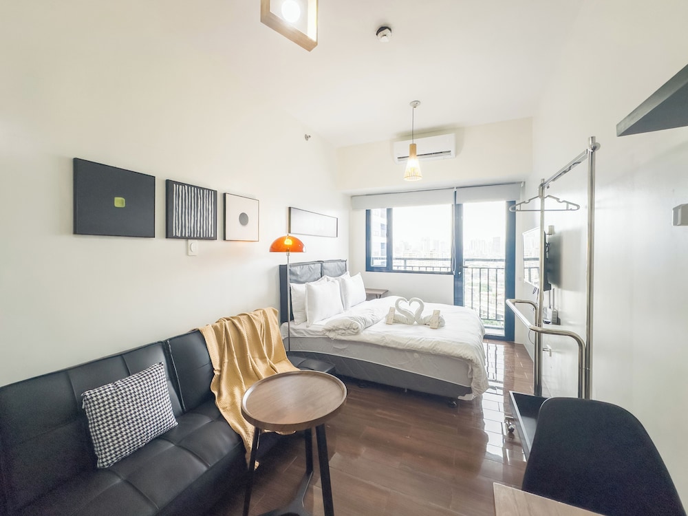 Design Triple Room, 1 Queen Bed with Sofa bed, Balcony, City View photo 1