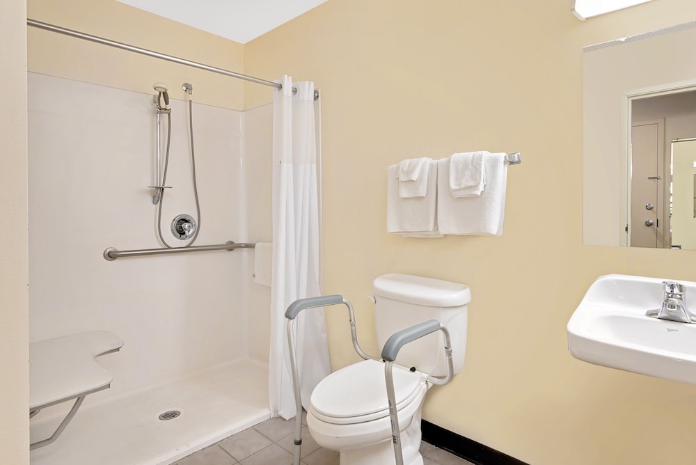 Standard Room, 1 Queen Bed, Accessible photo 2