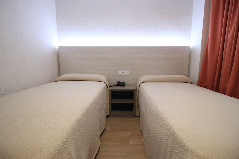 Business Twin Room, 2 Twin Beds, Roll-in Shower (qq)