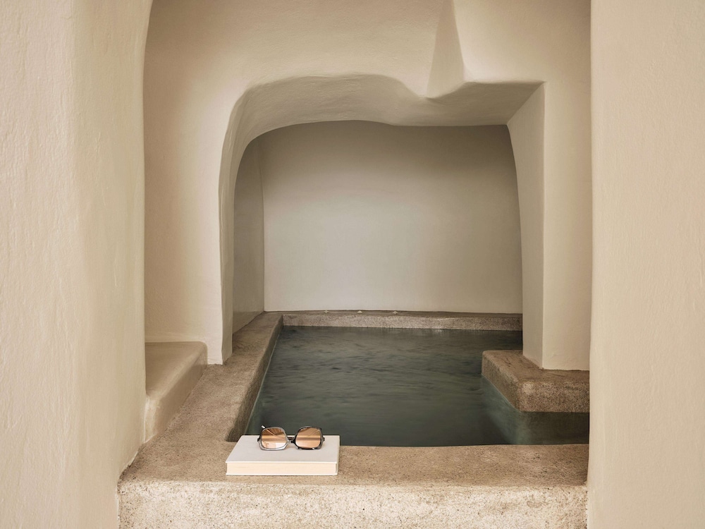 Elegant Suite with Hot tub - Photo 2
