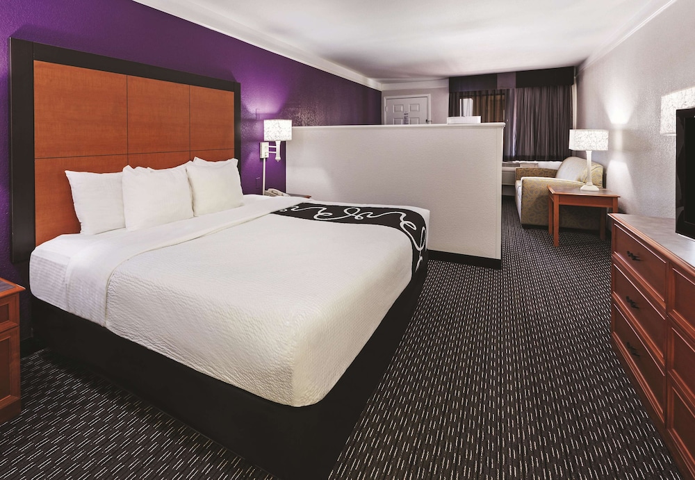 Deluxe Room, 1 King Bed, Non Smoking - Photo 2