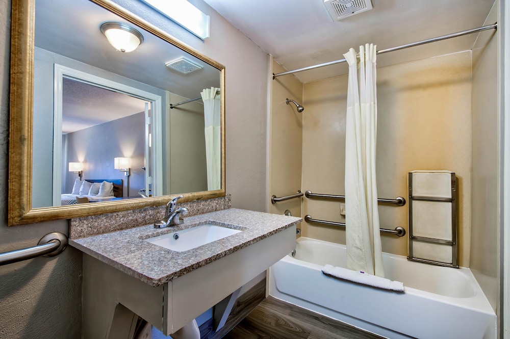Deluxe Room, 1 King Bed, Accessible, Non Smoking - Photo 10