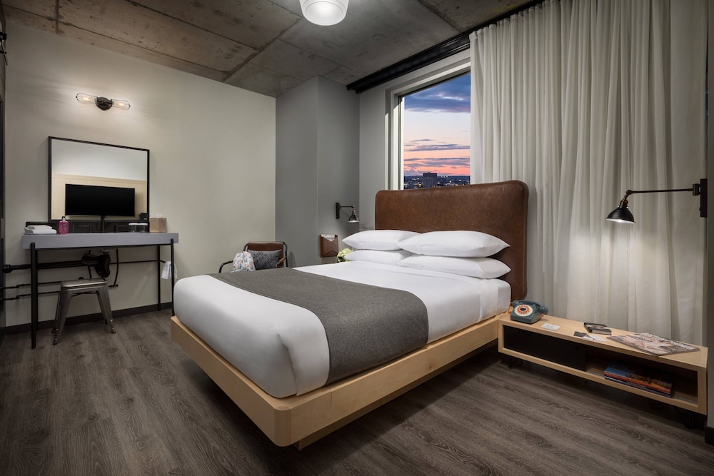 Room, 1 Queen Bed, City View (Corner) - Photo 3