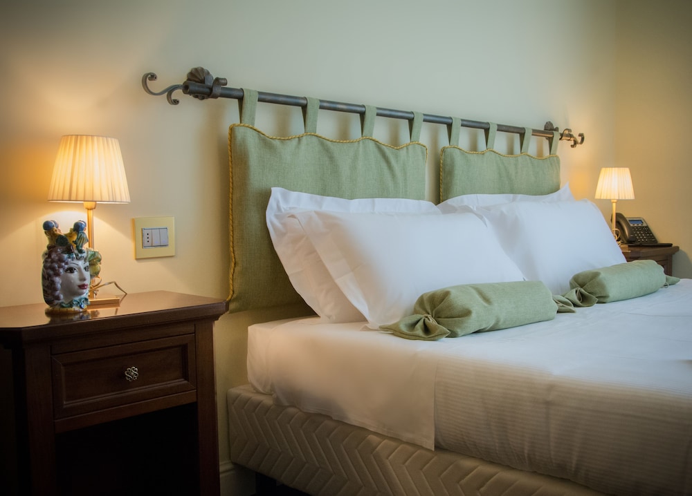 Superior Triple Room, 1 Bedroom, City View photo 3