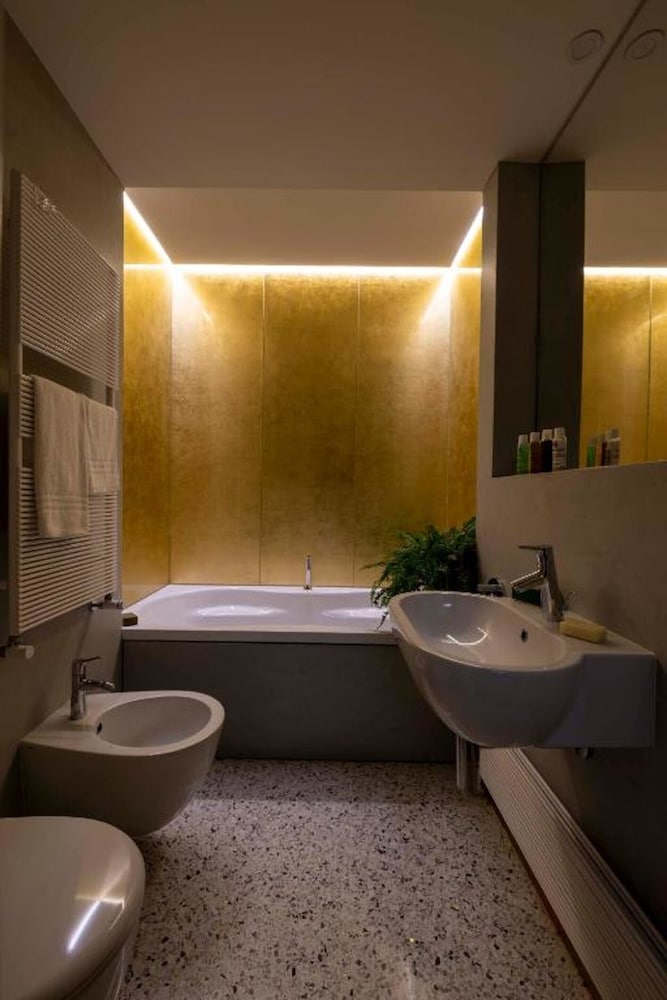 Luxury Apartment, Bathtub, Canal View photo 2