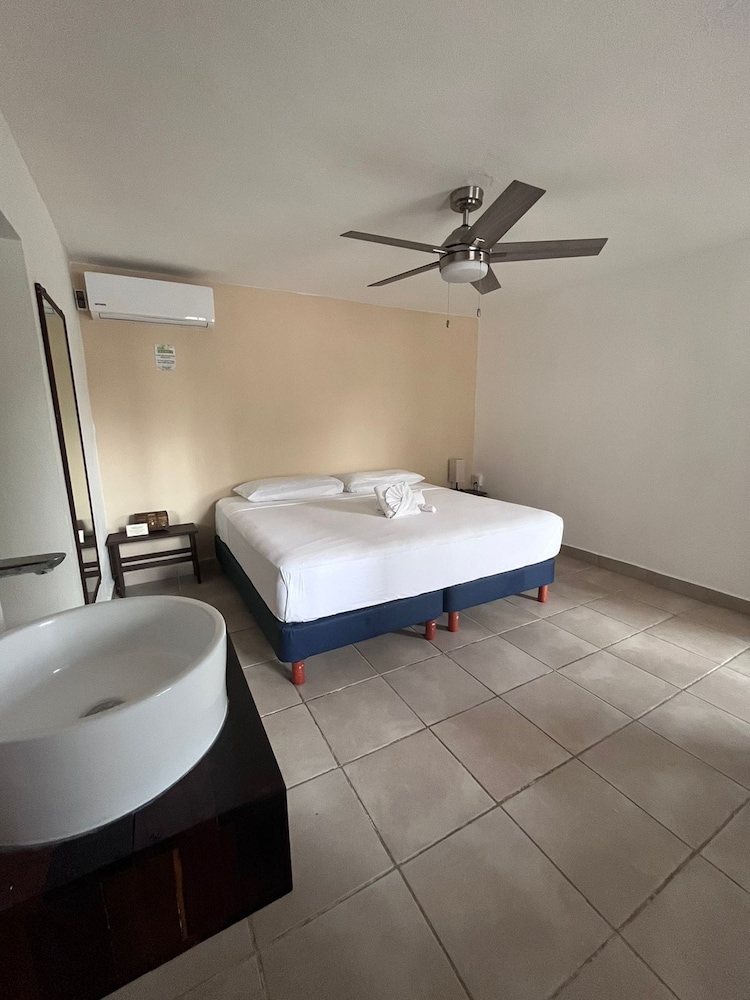 Basic Double Room, 1 King Bed - Photo 3