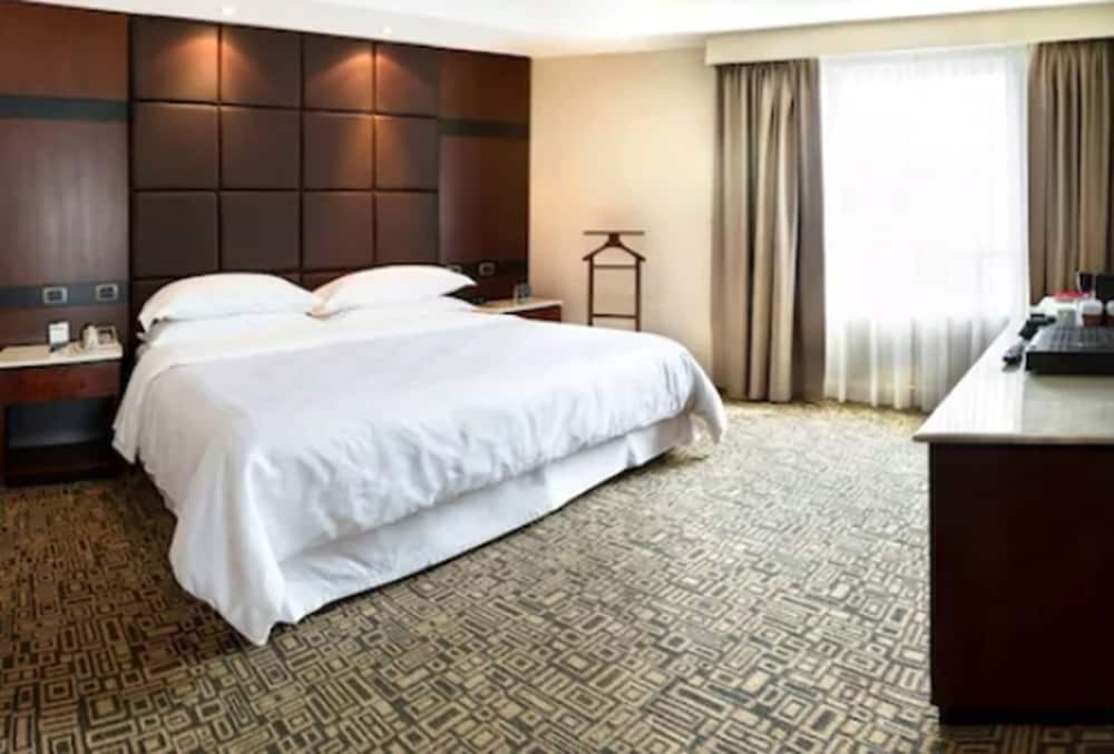 Classic Room, 1 King Bed, Smoking photo 2