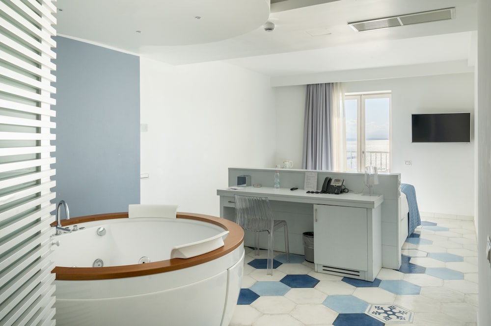 Junior Suite, 1 Double Bed, Partial Sea View - Photo 3
