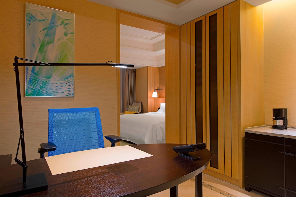 Deluxe Room, 1 King Bed, City View