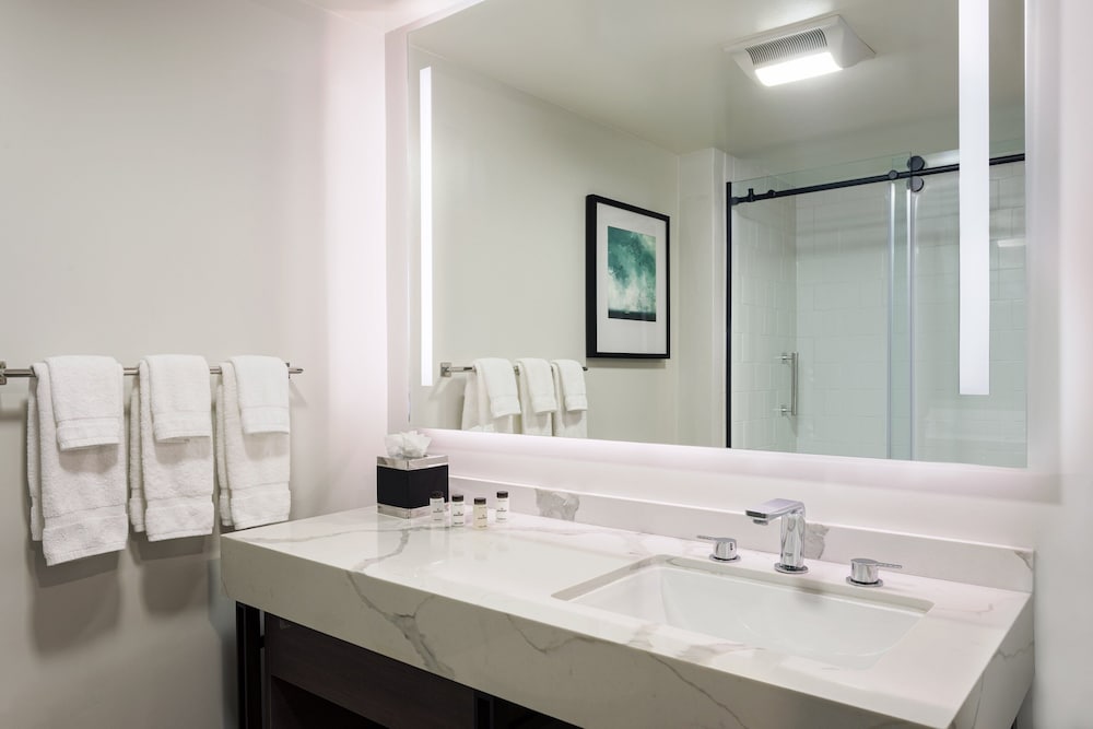Room, 1 King Bed (Hearing Accessible) - Photo 6