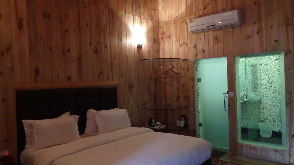 Deluxe Double Room, 1 King Bed photo 3