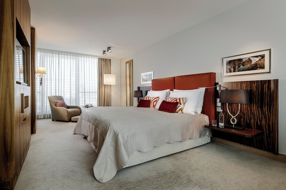 Signature Suite, Patio, City View - Photo 3