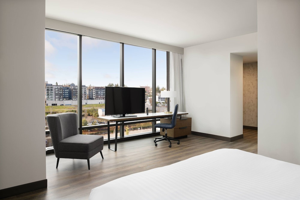 Deluxe Room, 1 King Bed, Corner - Photo 3
