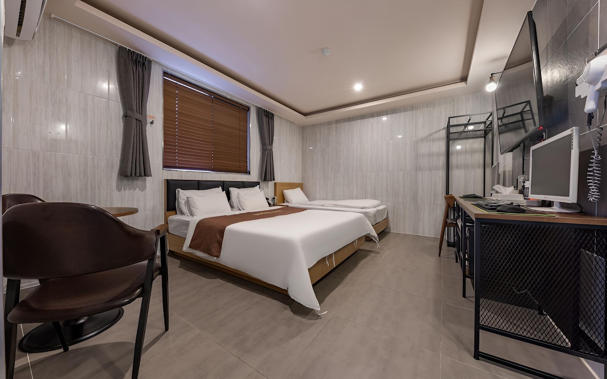 Room (Twin (2 PC)) - Photo 1