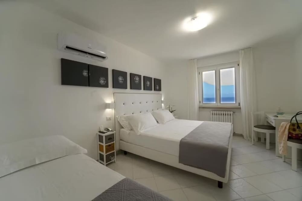 Classic Quadruple Room, Sea View