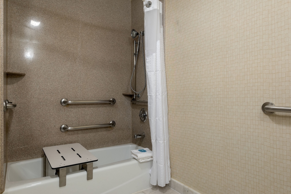 Standard Room, 1 King Bed, Accessible (Communications, Mobility, Access Tub) - Photo 5