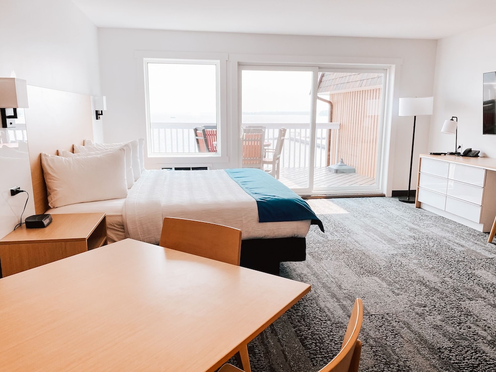 Premium Studio, 1 King Bed, Kitchenette, Lake View