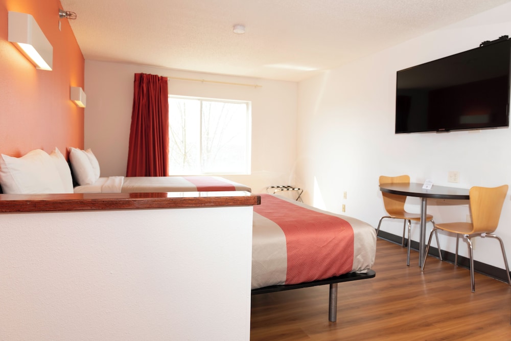 Superior Single Room, 2 Queen Beds, Non Smoking photo 3