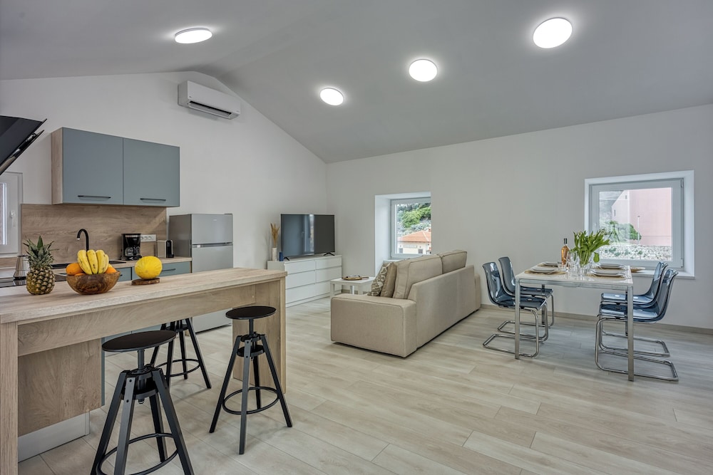 Family Apartment, Multiple Bedrooms, Sea Facing (Panorama Apartment Veli Lošinj)
