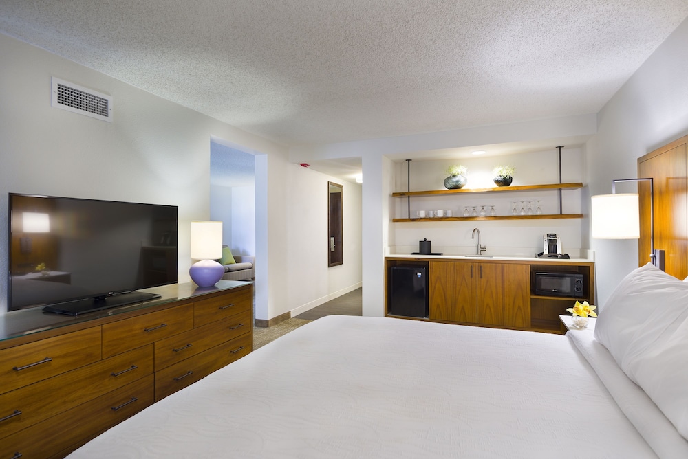 Suite, 1 King Bed, Accessible, Bathtub - Photo 2