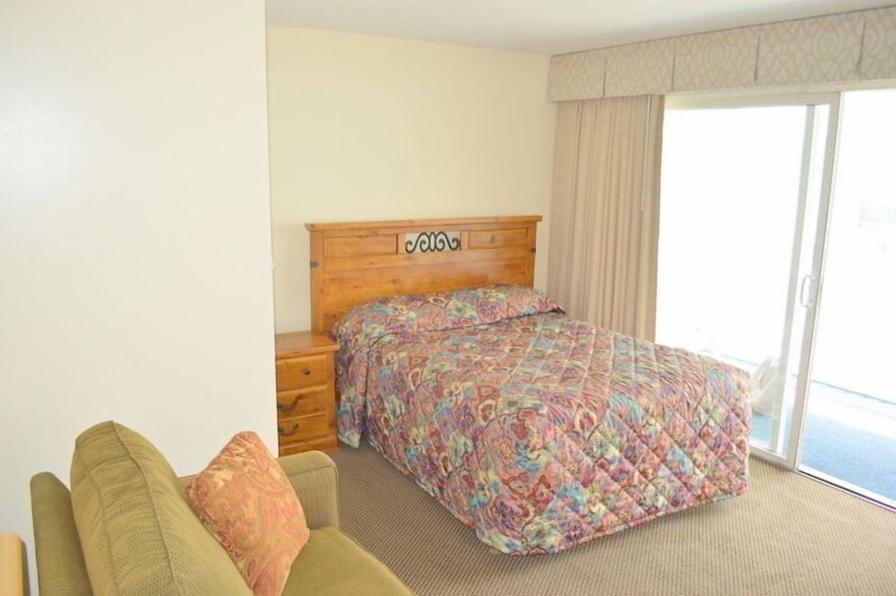 Motel Apartment, 1 Double Bed and 1 Sofa Bed, Poolside photo 1