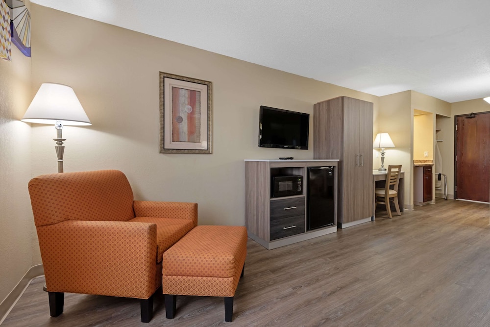 Suite, 1 King Bed, Non Smoking - Photo 5