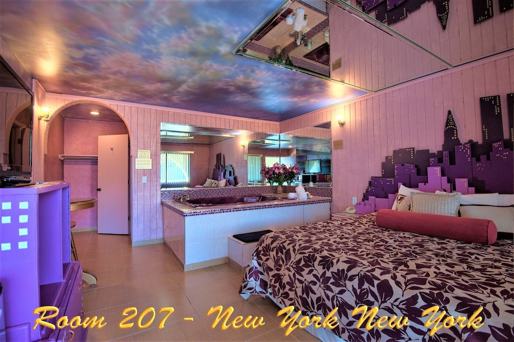 1 King Bed, Non Smoking, Jetted Tub Suite (Persian ,Roman, or Oriental Theme) photo 2