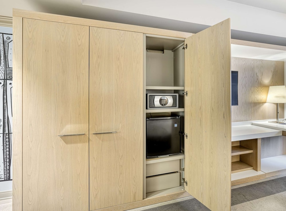 Deluxe Room, 1 King Bed, Accessible (Mobility Roll in Shower) at The Royal Sonesta Minneapolis Downtown in Minneapolis