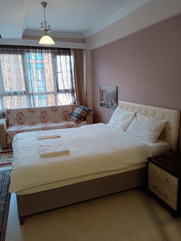 Economy Room, 1 Queen Bed photo 2