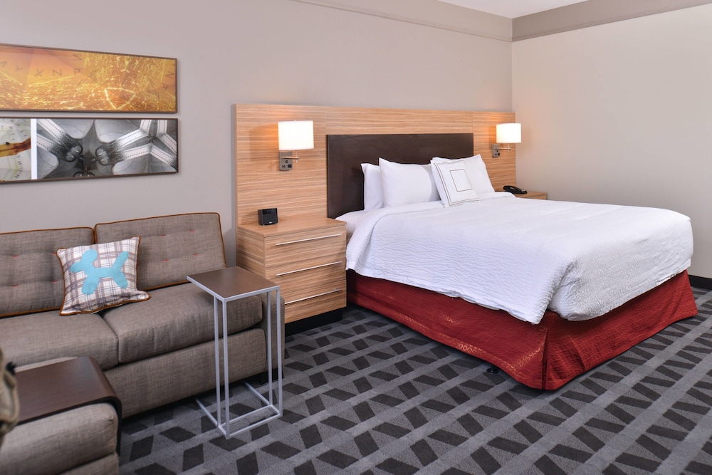 Studio, 1 King Bed with Sofa bed (Mobility Accessible, Roll-In Shower) photo 2
