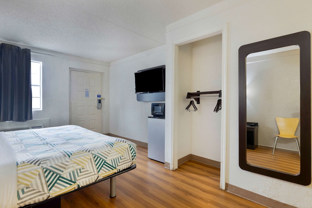 Standard Room, 1 Queen Bed, Non Smoking - Photo 3