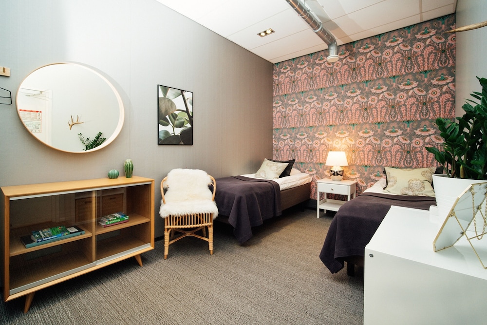 Twin Room with a window thumbnail 5