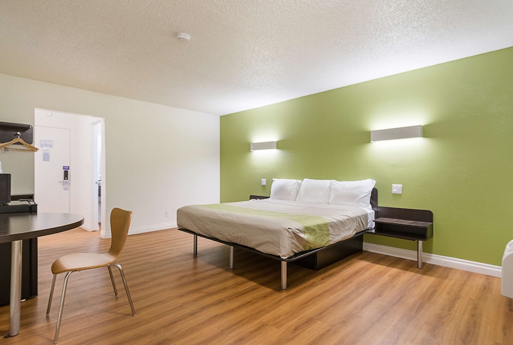 Standard Room, 1 King Bed, Non Smoking, Refrigerator & Microwave - Photo 3