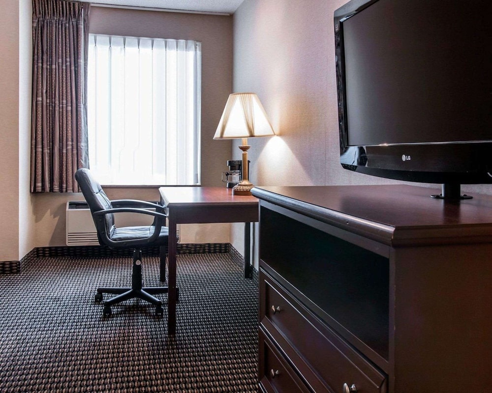 Standard Room, 1 King Bed, Non Smoking - Photo 2