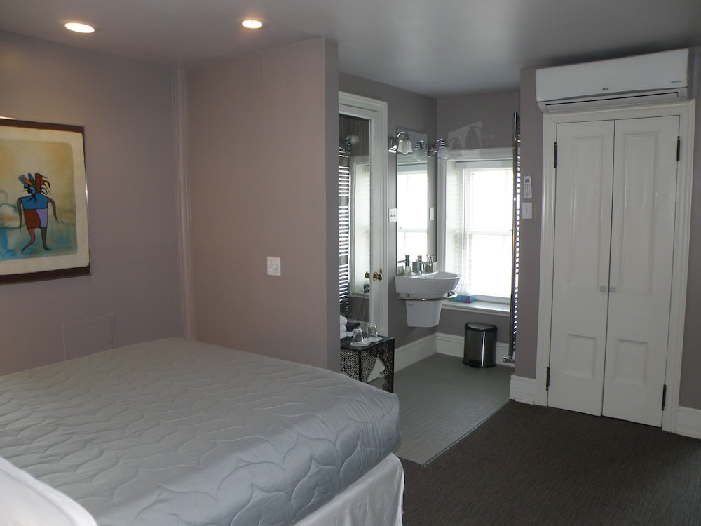 Layton Room photo 2