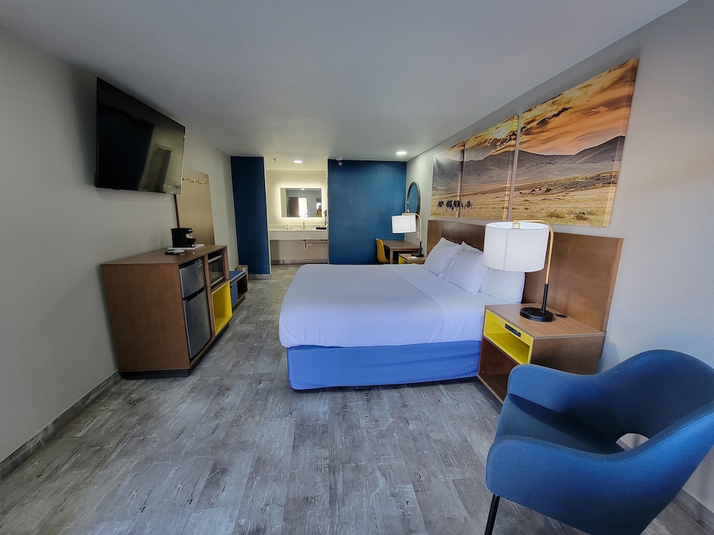 Standard Room, 1 King Bed - Photo 1