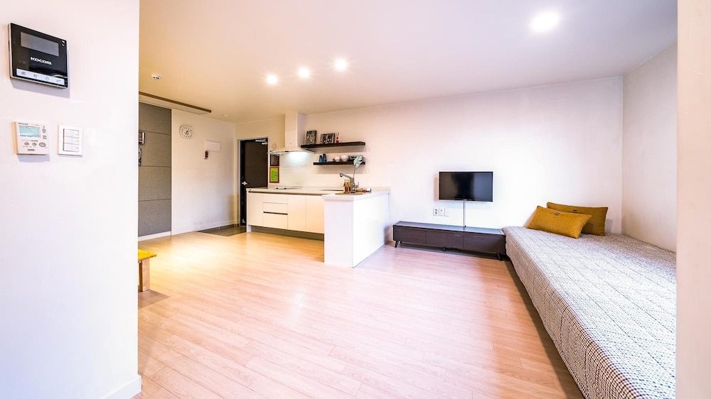 Basic Room, 1 Bedroom (202(No consecutive-night bookings)) - Photo 7