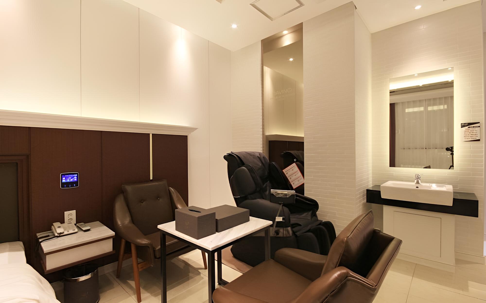 Room (Deluxe Massage Chair Styler-Breakfast) - Photo 2
