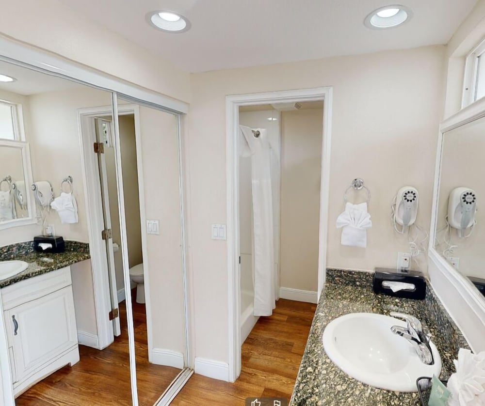 Signature Room, 1 King Bed Upstairs, Balcony (1 king bed nonsmoking) - Photo 8