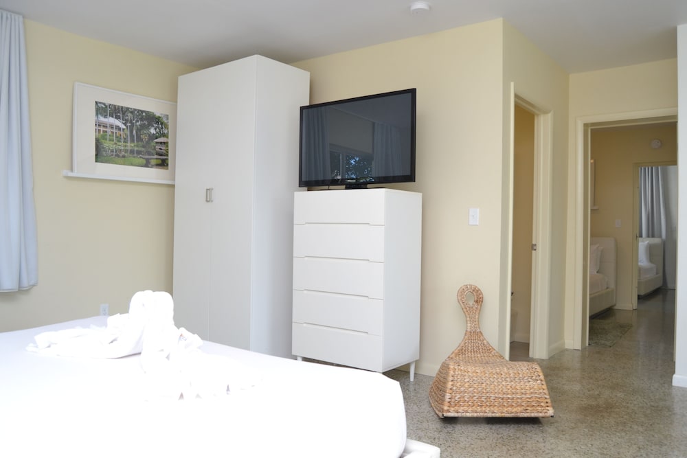Suite, 2 Bedrooms (1 King and 2 Queen Beds) - Photo 3