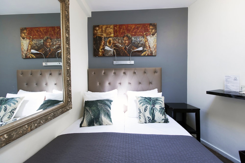 Basic Room, 2 Twin Beds, Shared Bathroom photo 2