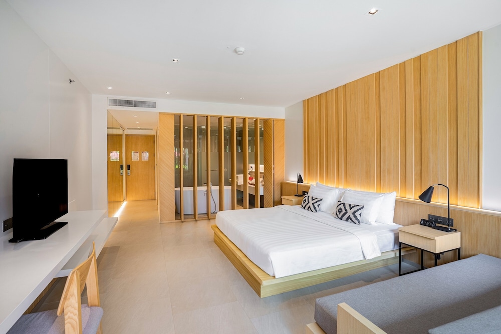 Deluxe Room, 1 King Bed (Oasis) - Photo 10