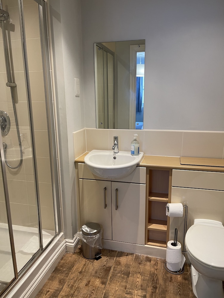 City Apartment, 2 Bedrooms photo 3