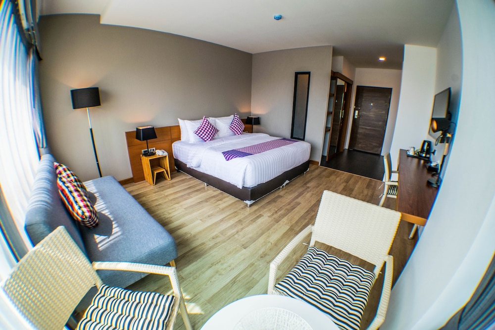 Junior Studio Suite, 1 King Bed photo 3