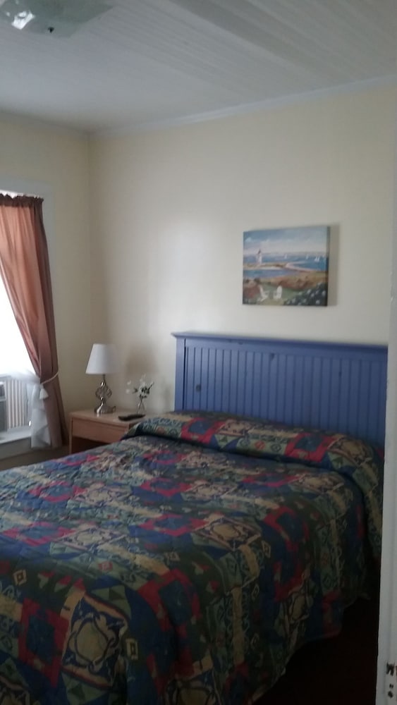 Apartment #3 - 1 bedroom, full kitchen, private deck, 2nd floor