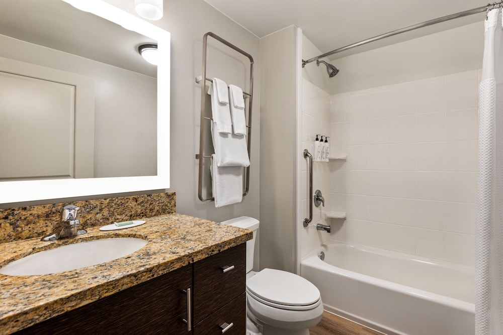 Studio, 1 Queen Bed (Mobility/Hearing Accessible, Tub)